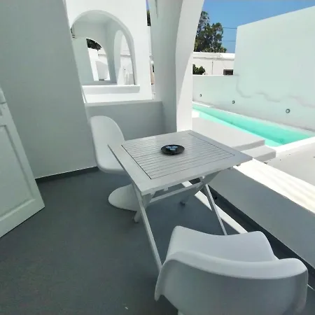 Rings Hotel Perissa (Santorini)
